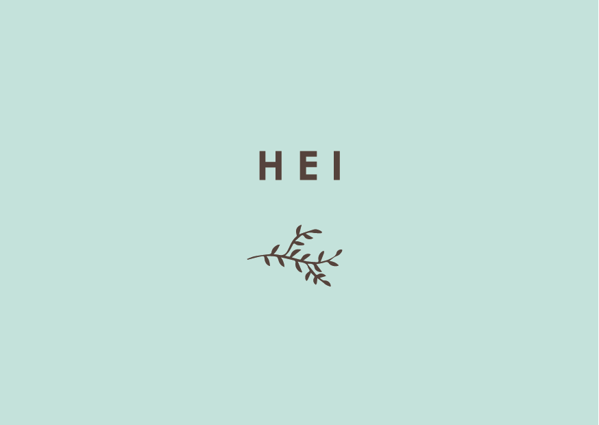 Et enkelt kort med lyseblå bakgrunn, teksten 'Hei' i brun skrift, og en liten illustrasjon av en kvist under teksten.